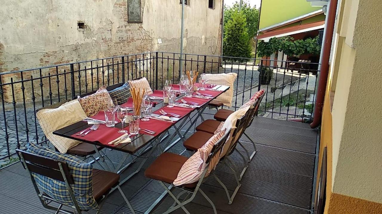 Sklep U Hrabalu Aparthotel Hustopece Exterior photo