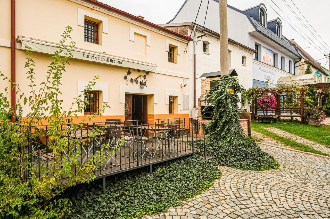 Sklep U Hrabalu Aparthotel Hustopece Exterior photo